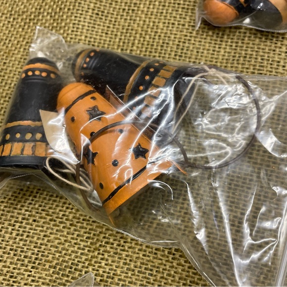 🎃 Halloween Party Favors, Set of 12, metal with handle, can hold treat. - Picture 7 of 10